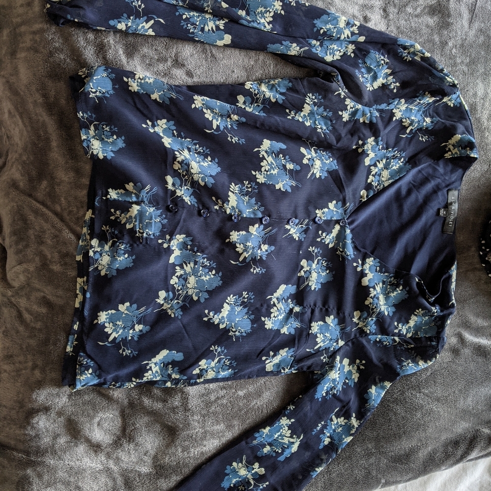 Spring top! Navy blue floral long sleeve button to